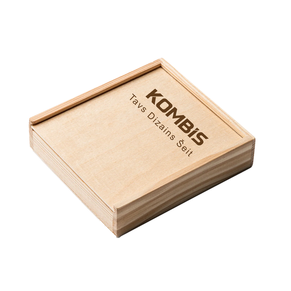 Personalizēts galda spēļu komplekts koka kastītē (Kārtis + Kauliņi)