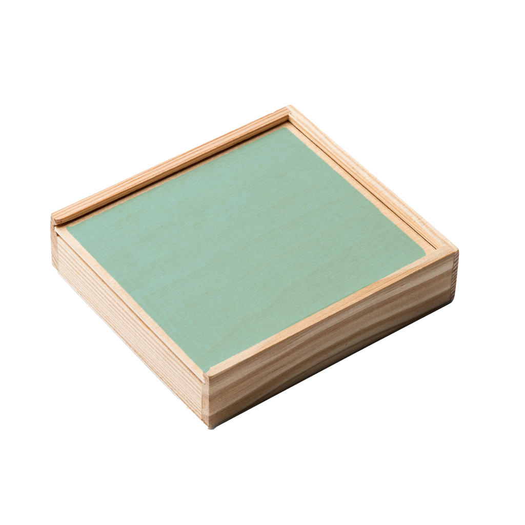 Personalizēts koka galda spēļu komplekts ar kārtīm un kauliņiem, eleganta dāvana no Kombis, piemērots spēļu vakariem.